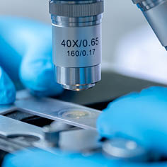 The doctor is experimenting in the laboratory to find a drug to prevent the virus Covid-19