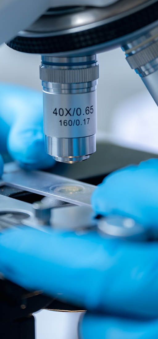 The doctor is experimenting in the laboratory to find a drug to prevent the virus Covid-19